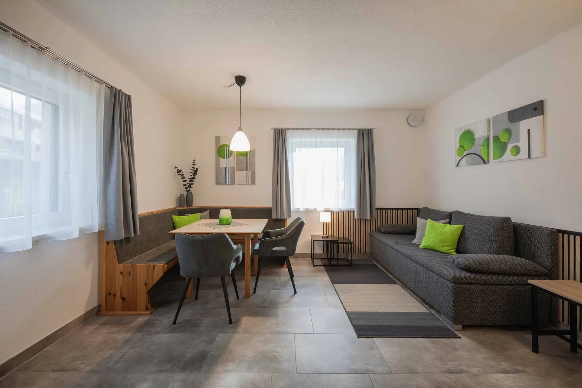 Wohnbereich im Apartment Elfer mit Essecke und Couch