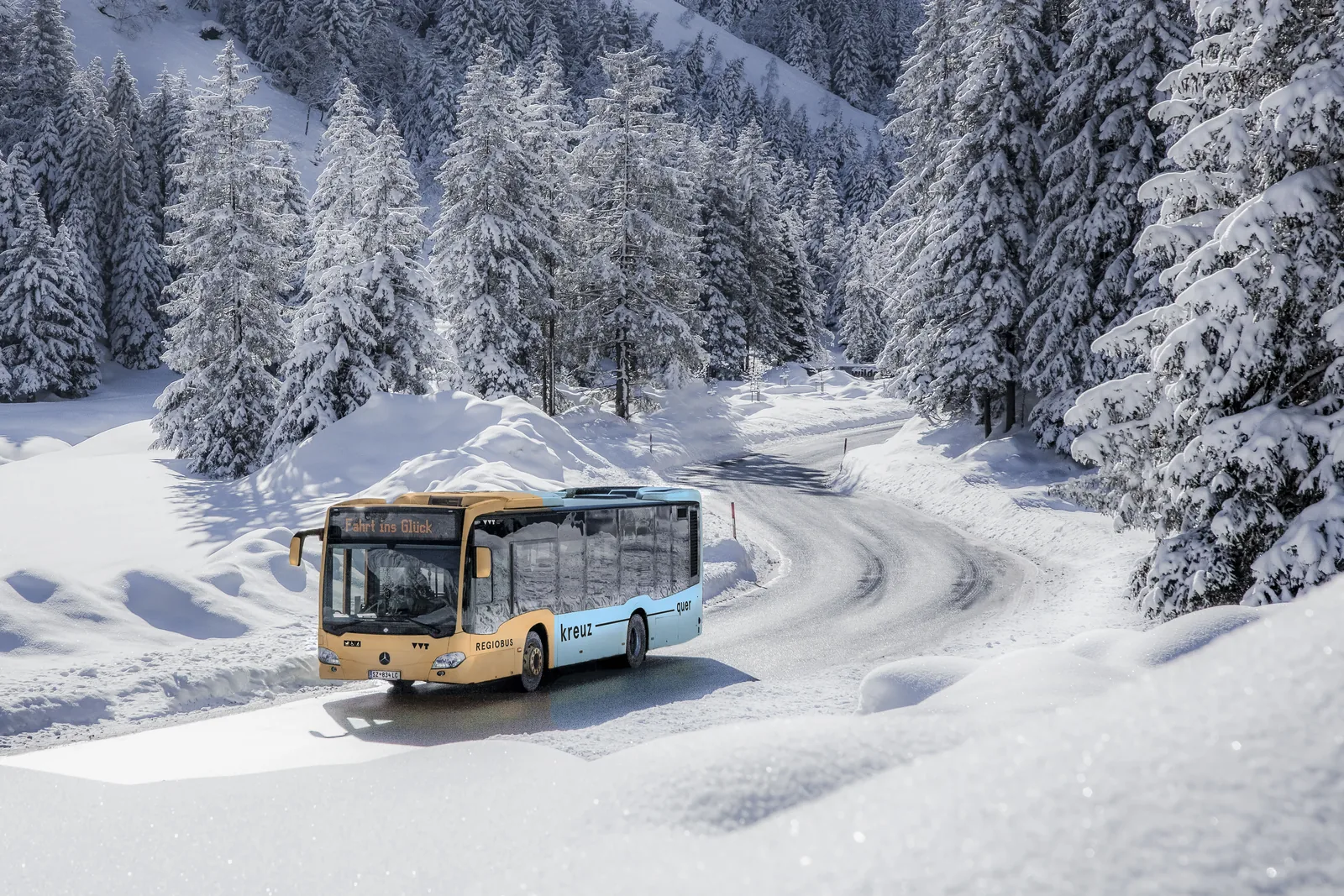 Regiobus auf verschneiter Straße im Stubaital